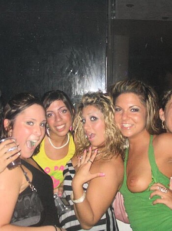 YOUNG GIRLS at PARTY-  Drunk teenagers - Amateurs pics 21 - Photo 21