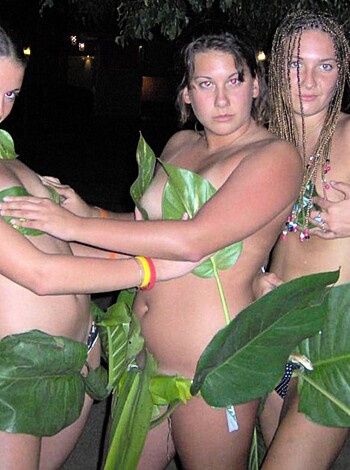 YOUNG GIRLS at PARTY-  Drunk teenagers - Amateurs pics 21 - Photo 25