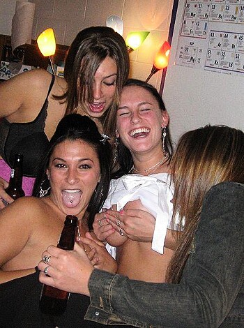 YOUNG GIRLS at PARTY-  Drunk teenagers - Amateurs pics 21 - Photo 26