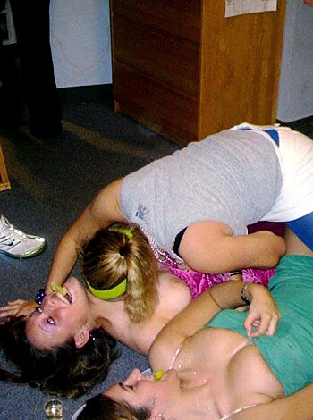YOUNG GIRLS at PARTY-  Drunk teenagers - Amateurs pics 21 - Photo 27