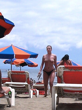 French girl, nude holidays in spain / Beach pics - Photo 25