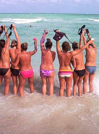 Amateurs girl Topless group shot on the beach  - Photo 17