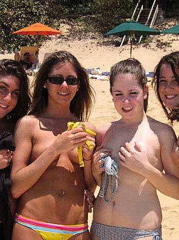Amateurs girl Topless group shot on the beach  - Photo 28