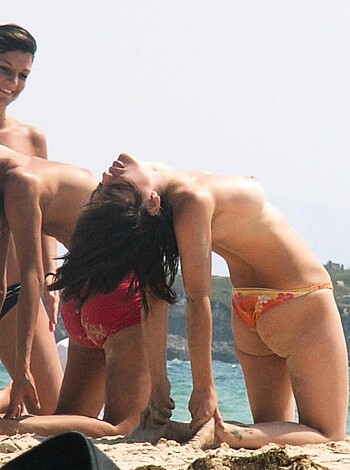 Amateurs girl Topless group shot on the beach  - Photo 37