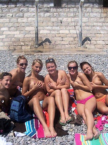 Amateurs girl Topless group shot on the beach  - Photo 41