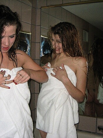 Two Girls are taking a bath and shave your pussy  - Photo 4
