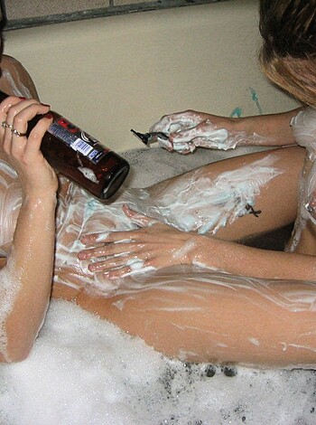 Two Girls are taking a bath and shave your pussy  - Photo 34