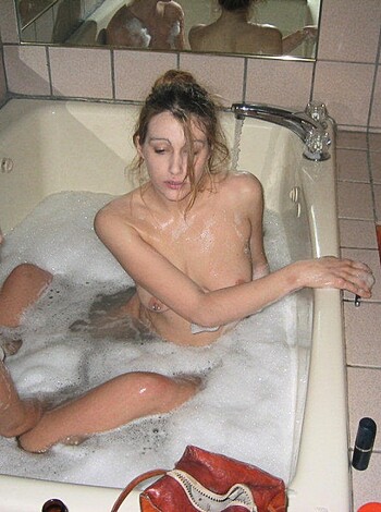 Two Girls are taking a bath and shave your pussy  - Photo 42