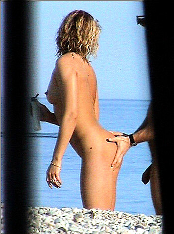 Young Nudist Couple at Beach No.01 - Photo 10