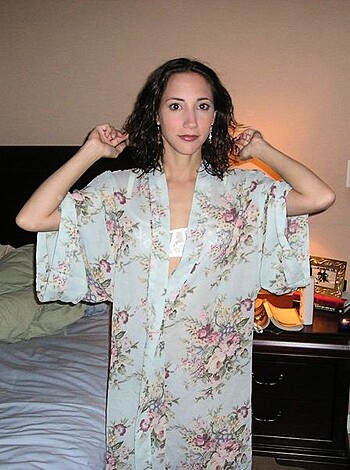 Nice young wife - Photo 1