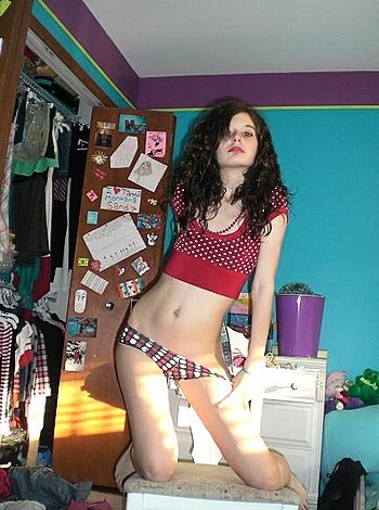 Very young amateur girl naked - Photo 2