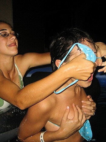 Three naked girls making fun in pool - Photo 18