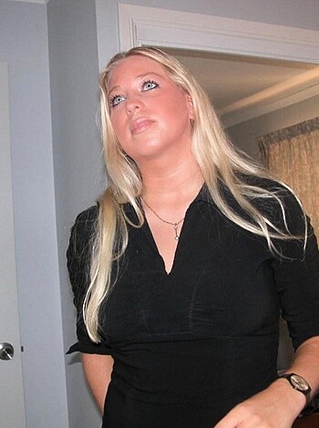 Blonde long-haired teen showing shaved pussy on bed - Photo 2