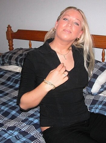 Blonde long-haired teen showing shaved pussy on bed - Photo 7
