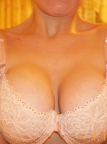 Young girl with small tits but beatifull body showing pussy - Photo 34