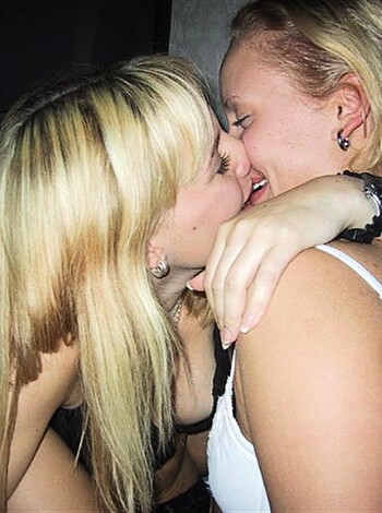Amateur Set - 2 lesbian girls with 1 boy - nice - Photo 16