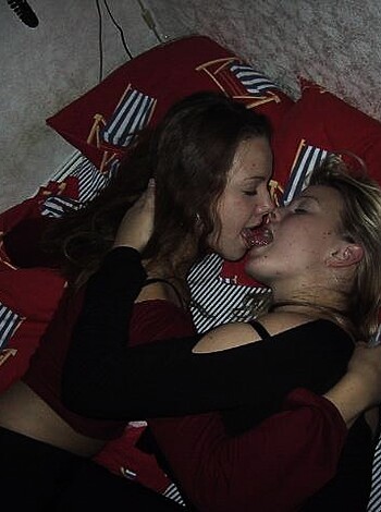 Amateur Set - 2 lesbian girls with 1 boy - nice - Photo 43