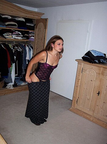 Amateur Set - Young girl naked at home - Photo 9