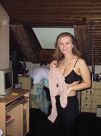 Amateur Cindy - Showing her naked body - Photo 5
