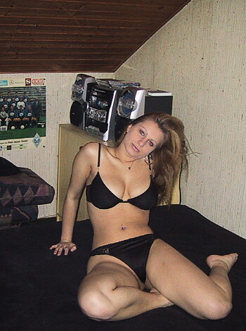 Amateur Cindy - Showing her naked body - Photo 17