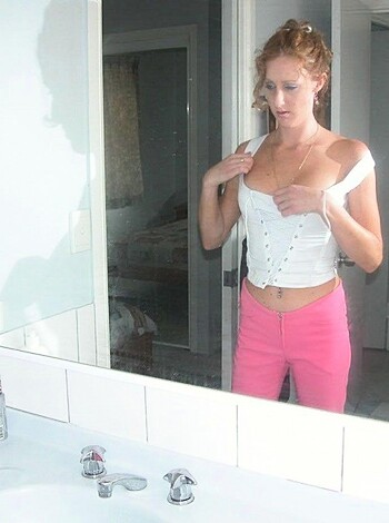 Homemade Set - Young girl naked in bedroom - Photo 6