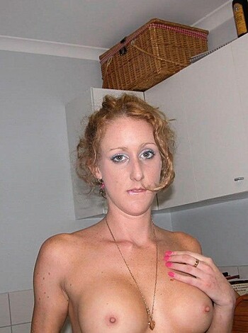 Homemade Set - Young girl naked in bedroom - Photo 23