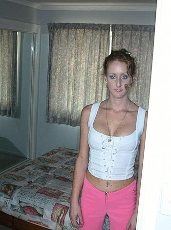 Homemade Set - Young girl naked in bedroom - Photo 29