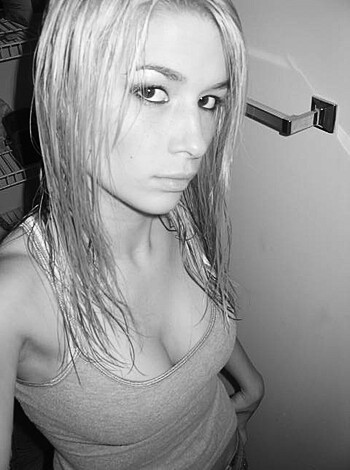 Amateur Linda - Fist in pussy - Photo 9