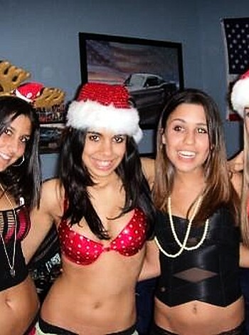 Happy Nude Girls Christmas 2009 - Photo 20