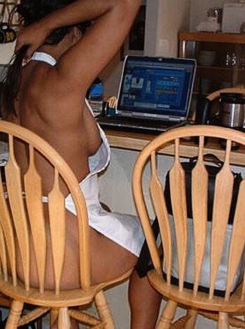 Girls at Computer - Photo 12