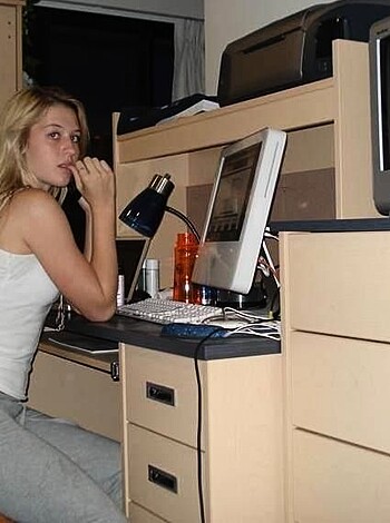 Girls at Computer - Photo 44