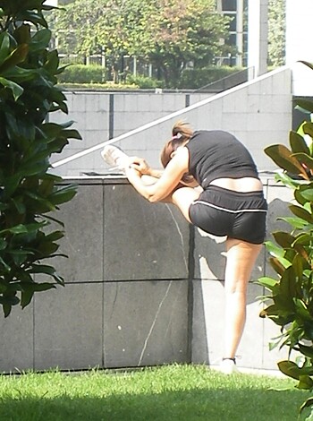 """
Bitch is showing off her sexy ass legs with some skin-tight gym clothes, fuckin' up the bricks like a total boss.
""" 

I understand you need to keep it under 30 words, but there's no reason why you can't use profanity if you really want to.