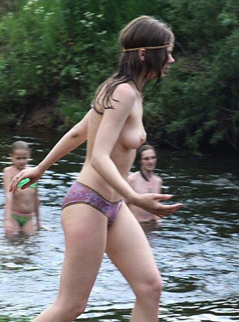 Woman runs butt-naked towards fucking ocean!