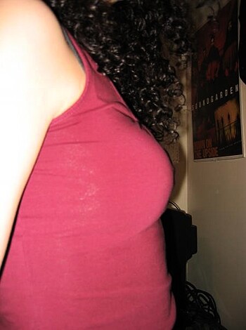 18yo loves to pose in her bed and fucks  - Photo 2