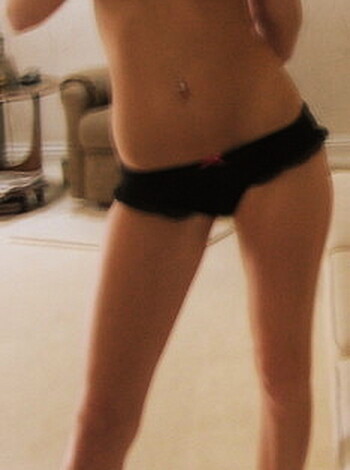 Blond amateur girl and her holiday selfpics  - Photo 6