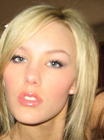 Blond amateur girl and her holiday selfpics  - Photo 11