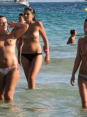 Amateur Candid Beach Voyeur 2  - Photo 29