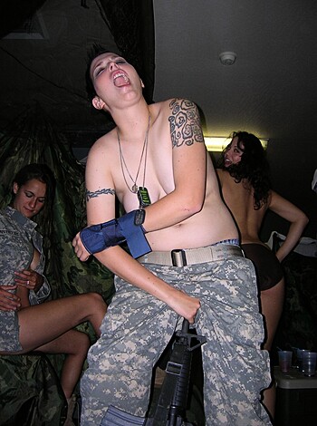 Young soldier girls caught naked - military - army - Photo 40
