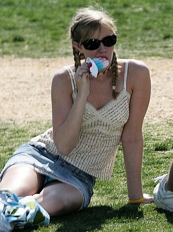Upskirt for real voyeur 14 - Photo 7