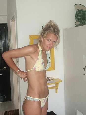 Perfect blond Milf  - Photo 2