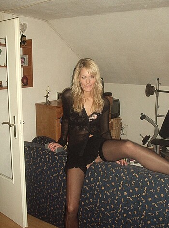 Perfect blond Milf  - Photo 24