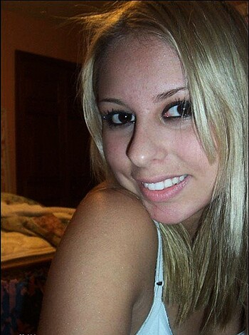 Super cute blonde girl - Photo 5