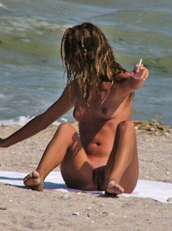 voyer teens on the beach  - Photo 11