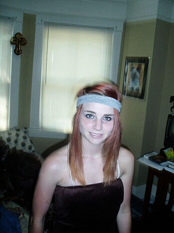 Young naked girlfriend showing pussy at home - Photo 4