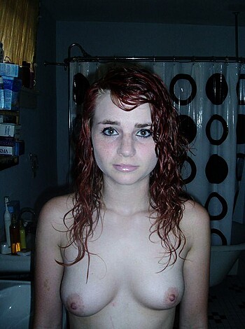 Young naked girlfriend showing pussy at home - Photo 48