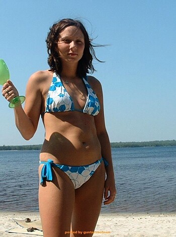 "Look at this fucking hot chick in her skimpy bikini by the goddamn ocean."