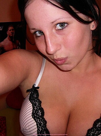 Young teen with shawed pussy - Photo 2