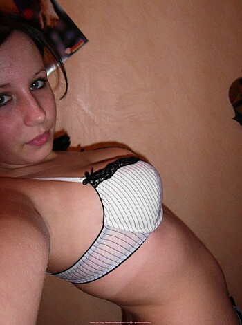 Young teen with shawed pussy - Photo 7