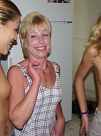 Moms and Daughters - Photo 8
