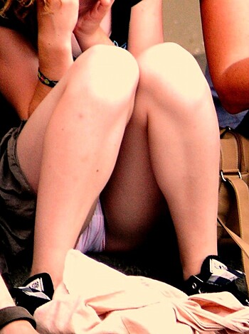Voyeur upskirt in florence-mother and daughter  - Photo 1